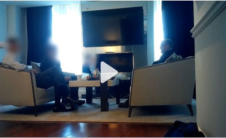 러셀 바우트 전 백악관 예산관리실장이 지난달 24일 워싱턴DC의 한 5성급 호텔 스위트룸에서 기후보고센터 관계자 2명과 만나 대화하고 있다. 다른 각도에서 찍은 동영상이다.(사진 CNN 캡처) 2024.08.16. *재판매 및 DB 금지