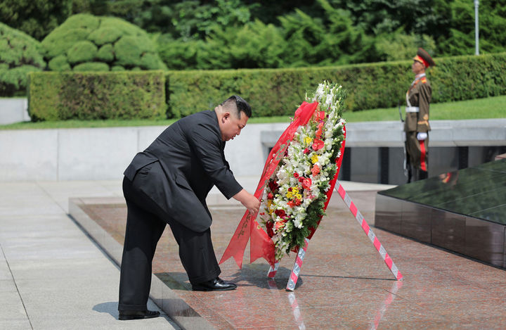 [서울=뉴시스]  북한 노동신문은 김정은 북한 국무위원장이 조국해방의날(광복절)을 맞아 6·25 전쟁 당시 전사한 소련군을 기리는 해방탑을 찾아 헌화했다고 보도했다. (사진=노동신문 캡처) 2024.08.16. *재판매 및 DB 금지