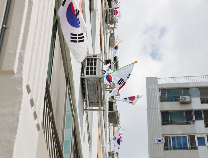 칠곡군 왜관읍 무성아파트에 게양된 태극기 물결 (사진=칠곡군 제공) *재판매 및 DB 금지