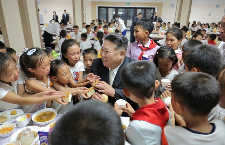 [서울=뉴시스] 16일 북한 노동당 기관지 노동신문은 평안북도와 자강도, 양강도의 수해민 1만3000여명이 15일 평양에 도착해 숙소에 입소했다고 보도했다. 김정은 국무위원장은 이들을 직접 환영하고 아이들의 식사 공간을 방문했다. (사진=노동신문 캡처) 2024.08.16. *재판매 및 DB 금지