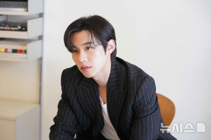 [서울=뉴시스] 파리바게뜨, '티라미수 케익' 모델로 배우 김성철 발탁. (사진= SPC 파리바게트 제공)