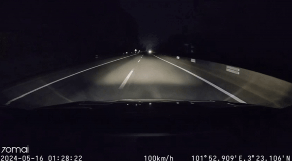 [서울=뉴시스] 말레이시아의 한국인 관광객이 호랑이와 충돌한 교통사고 후기가 온라인상에서 주목을 받은 가운데 사고 당시 장면이 담긴 블랙박스 영상이 추가로 공개됐다. (사진= 아프니까 사장이다 캡처) *재판매 및 DB 금지