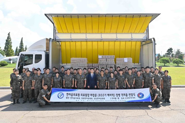 [부산=뉴시스] 15일 공군 제5공중기동비행단 지휘관 및 수송대대 장병들이 부대를 방문한 하창훈 한마음의료원장과 기념촬영을 하고 있다. (사진=공군 제공) *재판매 및 DB 금지