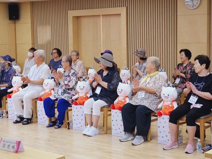 [서울=뉴시스] 하남시 홀몸 어르신들의 건강 관리를 돕는 인공지능 돌봄로봇 '하남이' 입양식 모습. 2024.08.17. (사진=미스터마인드 제공) *재판매 및 DB 금지