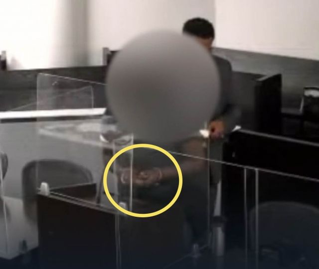 [서울=뉴시스] 지난 13일(현지 시각) 미국 미시간주 디트로이트 지역방송 WXYZ-TV에 따르면 디트로이트지방법원 케네스 킹 판사는 법정에서 견학 중인 16세 소녀가 졸자 수감복을 입히고 수갑까지 채웠다. (사진=WXYZ-TV 방송 영상 캡처)&nbsp; *재판매 및 DB 금지