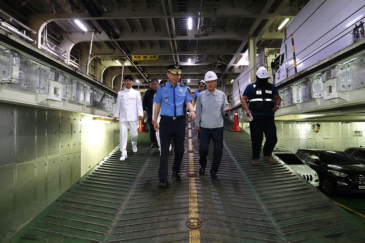 [목포=뉴시스] 이명준 서해해경청장이 14일 전남 목포시 삼학부도에 정박한 2만 7000t급 대형 카페리에 올라 전기차 화재 예책 등을 점검하고 있다. (사진=서해해경청 제공) 2024.08.16. photo@newsis.com *재판매 및 DB 금지