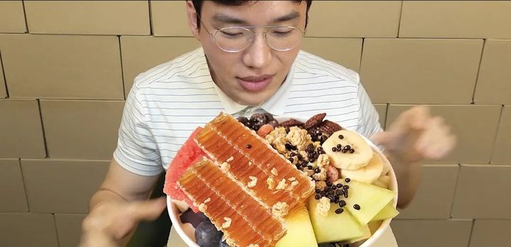 [서울=뉴시스] 지난 2일 유튜브 채널 '보겸s'에는 '아이스크림이 100,000원?'이라는 제목의 영상이 올라왔다 (사진= 유튜브 채널 '보겸s' 캡처) 2024.8.16. photo@newsis.com *재판매 및 DB 금지