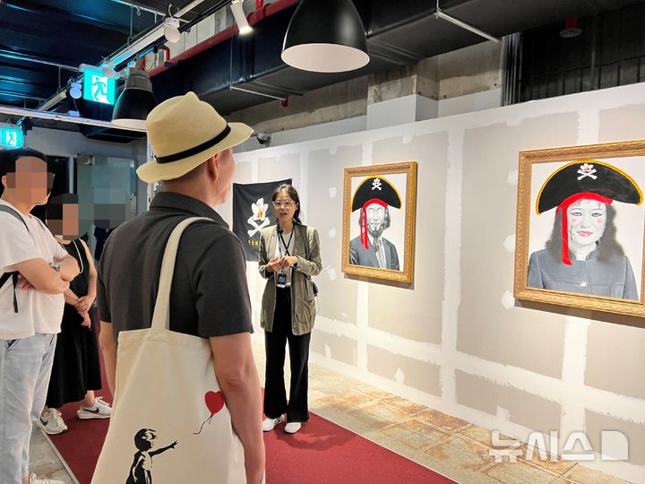 [부산=뉴시스] 원동화 기자 = 16일 부산 중구 부산근현대역사관에서 2024부산비엔날레 프리뷰쇼가 개최됐다. 부산근현대역사관 금고미술관에서 관람객들이 작품을 보고 있다. 부산비엔날레는 '어둠에서 보기(Seeing in the Dark)'라는 주제로 이달 17일부터 10월20일까지 부산현대미술관, 부산근현대역사관 금고미술관, 한성1918, 초량재에서 열린다. 참여 작가는 36개국 78명(62작가·팀)에 이르며, 전시 작품은 349점이다. 2024.08.16. dhwon@newsis.com