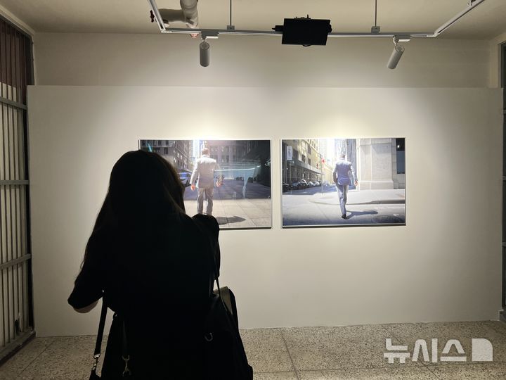 [부산=뉴시스]원동화 기자 = 16일 부산 중구 부산근현대역사관에서 2024부산비엔날레 프리뷰쇼가 개최됐다. 부산근현대역사관 금고미술관에서 관람객들이 작품을 보고 있다. 부산비엔날레는 '어둠에서 보기(Seeing in the Dark)'라는 주제로 이달 17일부터 10월20일까지 부산현대미술관, 부산근현대역사관 금고미술관, 한성1918, 초량재에서 열린다. 참여 작가는 36개국 78명(62작가·팀)에 이르며, 전시 작품은 349점이다. 2024.08.16. dhwon@newsis.com