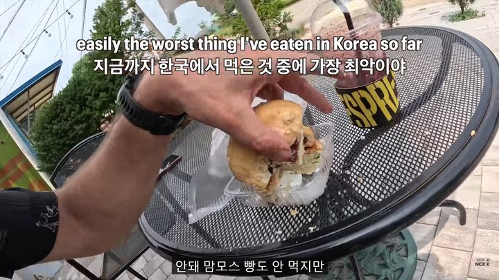 [서울=뉴시스] 지난 15일 유튜버 '닉 케이'가 한국에 방문한 뒤 빵을 구매했다. (사진= 유튜브 채널 '닉 케이(Nick K)' 캡처 ) 2024.8.16. photo@newsis.com *재판매 및 DB 금지