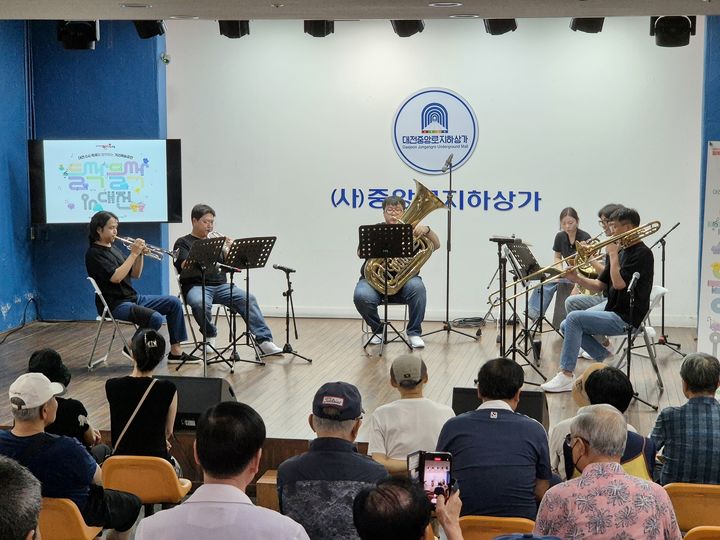 [대전=뉴시스]대전 0시 축제장인 중앙로 지하상가에서도 들썩들썩 거리공연이 진행돼 시민들의 관심을 끌었다. 2024. 08. 16  *재판매 및 DB 금지