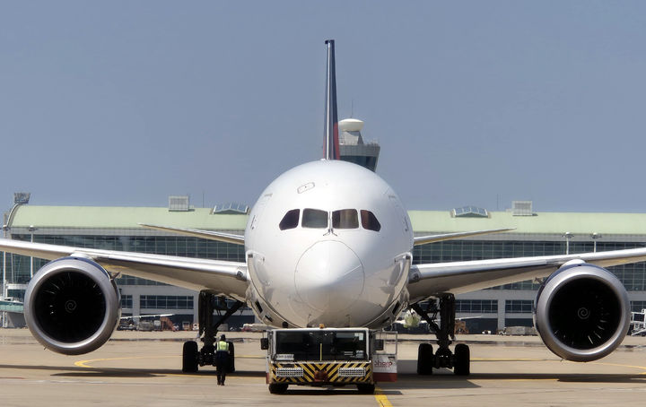 [서울=뉴시스] 홍찬선 기자 지난 16일 인천공항 제1여객터미널 계류장에서 한 여객기가 출발을 위해 활주로로 이동하고 있다. 2024.08.18. mania@newsis.com *재판매 및 DB 금지