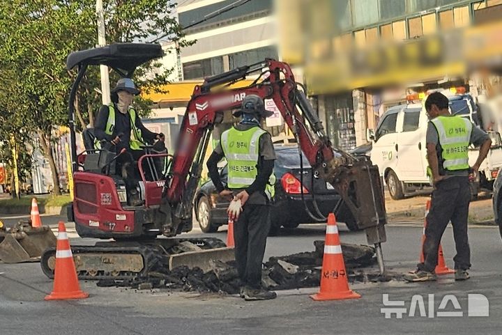 [청주=뉴시스] 16일 오후 충북 청주시 서원구 미평사거리에서 싱크홀이 발생해 관계당국이 복구 작업을 하고 있다. (사진= 독자 제공) 2024.08.16. photo@newsis.com *재판매 및 DB 금지