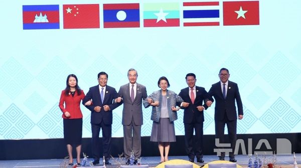 [베이징=뉴시스] 중국과 메콩강 유역 5개국(태국·베트남·미얀마·라오스·캄보디아)이 참여하는 ‘란창강·메콩강(란메이) 협력’ 19차 외교장관회의가 14~15일 중국 윈난성 안닝에서 열린다. 사진은 지난해 8월16일 태국 치앙마이에서 열린 9차 외교장관회의에서 장관들이 팔짱을 끼고 기념촬영을 하는 모습. 2025.08.14