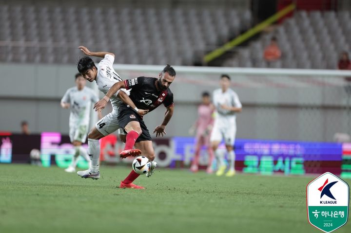 [서울=뉴시스] 프로축구 K리그1 제주유나이티드의 서진수와 FC서울의 야잔. (사진=한국프로축구연맹 제공) *재판매 및 DB 금지