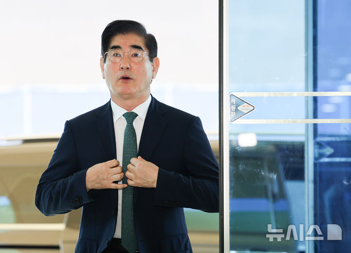 [서울=뉴시스] 김근수 기자 = 김용현 국방부 장관 후보자가 16일 서울 용산구 육군회관에 마련된 후보자 사무실로 출근하고 있다. 2024.08.16. ks@newsis.com