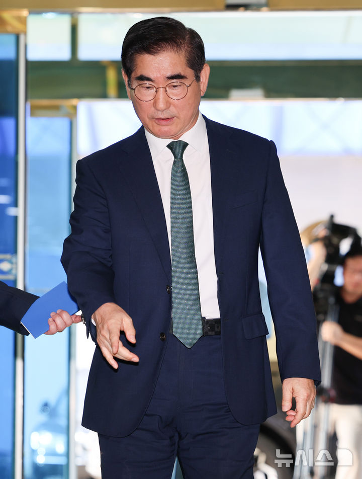 [서울=뉴시스] 김근수 기자 = 김용현 국방부 장관 후보자가 16일 서울 용산구 육군회관에 마련된 후보자 사무실로 출근하고 있다. 2024.08.16. ks@newsis.com