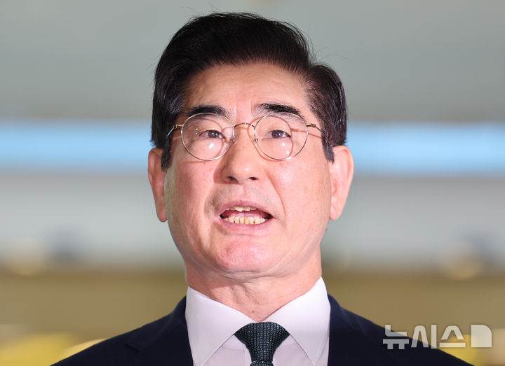 [서울=뉴시스] 김근수 기자 = 김용현 국방부 장관 후보자가 16일 서울 용산구 육군회관에 마련된 후보자 사무실로 출근 전 취재진 질문에 답하고 있다. 2024.08.16. ks@newsis.com