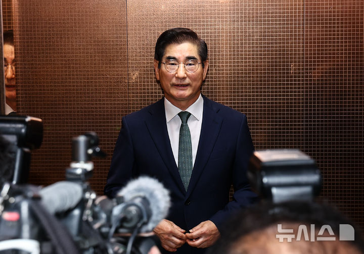 [서울=뉴시스] 김근수 기자 = 김용현 국방부 장관 후보자가 16일 서울 용산구 육군회관에 마련된 후보자 사무실로 출근하고 있다. 2024.08.16. ks@newsis.com