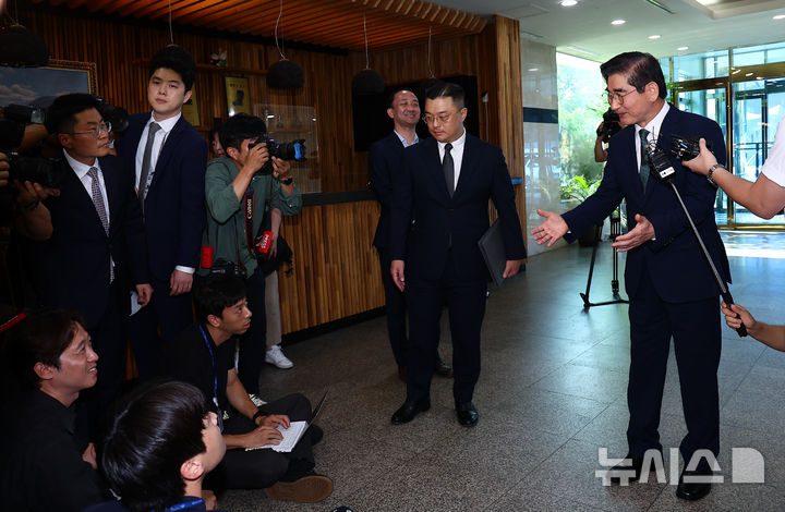 [서울=뉴시스] 김근수 기자 = 김용현 국방부 장관 후보자가 16일 서울 용산구 육군회관에 마련된 후보자 사무실로 출근 전 취재진 질문에 답하고 있다. 2024.08.16. ks@newsis.com