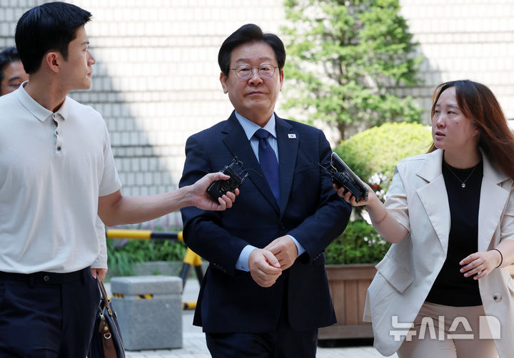 [서울=뉴시스] 이영환 기자 = 이재명 전 더불어민주당 대표가 16일 오전 서울 서초구 서울중앙지방법원에서 열린 대장동 배임 및 성남FC 뇌물 의혹 41차 공판에 출석하고 있다. 2024.08.16. 20hwan@newsis.com