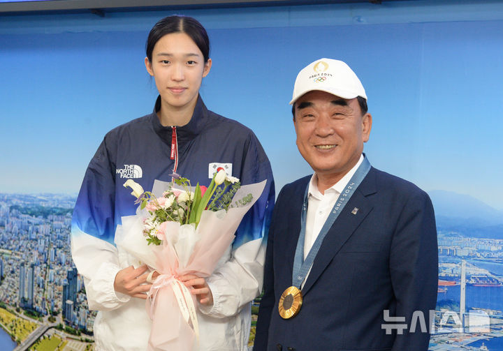 [울산=뉴시스] 배병수 기자 = 제33회 파리 올림픽 태권도 여자 57kg급 금메달리스트 김유진(울산체육회 소속) 선수가 16일 오후 울산시청을 방문해 김두겸 시장과 기념촬영을 하고 있다. 2024.08.16. bbs@newsis.com.