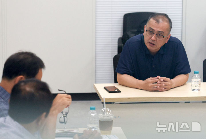 [서울=뉴시스] 김선웅 기자 = 김학균 배드민턴 국가대표팀 감독이 16일 서울 송파구 올림픽회관에서 안세영 문제제기와 관련해 진행된 대한배드민턴협회 진상조사위원회에 출석해 진술하고 있다. 2024.08.16. mangusta@newsis.com