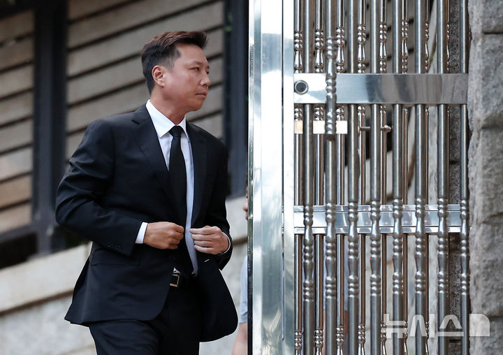 [서울=뉴시스] 김명년 기자 =정대선 현대비에스앤씨 사장이 16일 오후 서울 종로구 고(故) 정주영 명예회장의 옛 청운동 자택에서 열린 고(故) 변중석 여사 17주기 제사에 참석하고 있다. 2024.08.16. kmn@newsis.com