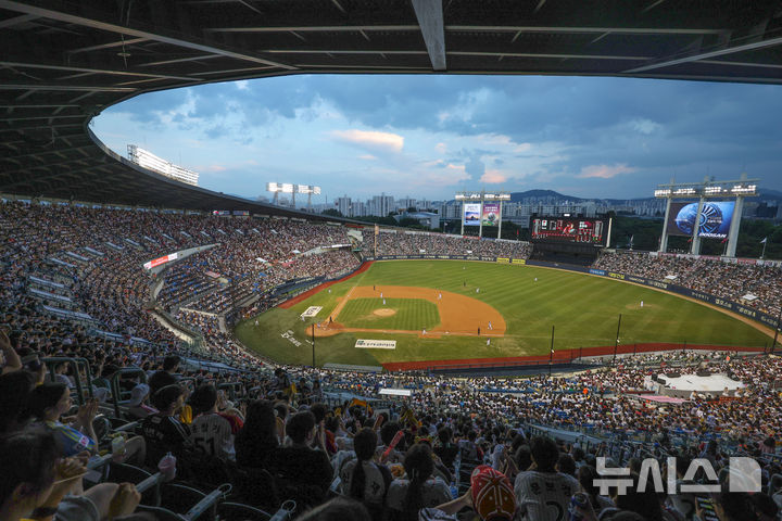 [서울=뉴시스] 김선웅 기자 = 지난달 16일 서울 송파구 잠실야구장에서 관중들이 2024 프로야구 KIA 타이거즈와 LG 트윈스의 경기를 관람하고 있다. 이날 KIA와 LG의 경기가 열린 잠실야구장은 2만3750석이 전석 매진됐다. 2024.08.16. mangusta@newsis.com