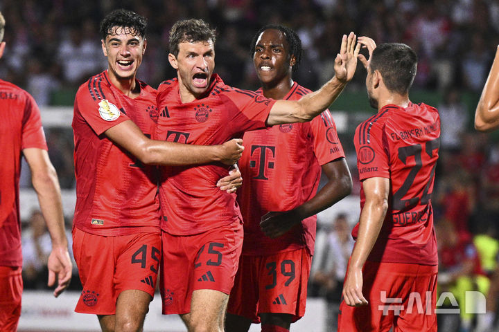 [울름(독일)=AP/뉴시스] 독일 프로축구 분데스리가 바이에른 뮌헨의 토마스 뮐러(왼쪽에서 두 번째)가 17일(한국시각) 독일 울름에서 열린 '2024~2025 독일축구협회컵(DFB) 포칼' 1라운드 경기에서 골을 넣은 뒤 동료들과 세리머니를 펼치고 있다. 2024.08.17.