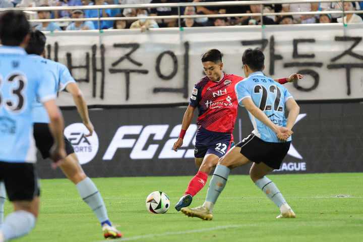 [김천=뉴시스] 김대원이 슈팅을 시도하고 있다. (사진=김천상무 제공) 2024.08.17. photo@newsis.com *재판매 및 DB 금지
