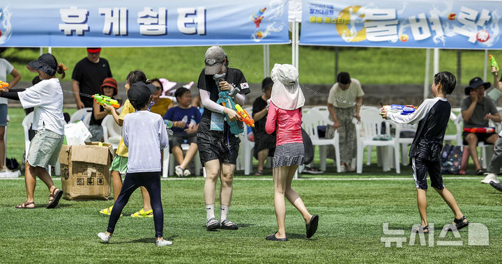 [서울=뉴시스] 정병혁 기자 = 17일 서울 광진구 서울어린이대공원에서 열린 물벼락 물총 페스티벌에서 어린이들이 즐거운 시간을 보내고 있다. 2024.08.17. jhope@newsis.com