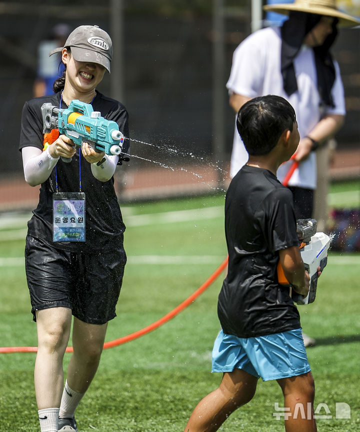 [서울=뉴시스] 정병혁 기자 = 17일 서울 광진구 서울어린이대공원에서 열린 물벼락 물총 페스티벌에서 어린이들이 즐거운 시간을 보내고 있다. 2024.08.17. jhope@newsis.com