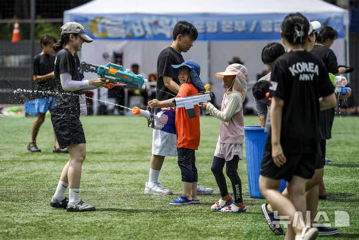 [서울=뉴시스] 정병혁 기자 = 17일 서울 광진구 서울어린이대공원에서 열린 물벼락 물총 페스티벌에서 어린이들이 즐거운 시간을 보내고 있다. 2024.08.17. jhope@newsis.com