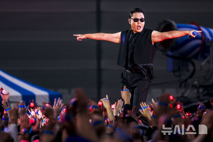 [인천=뉴시스] 정병혁 기자 = 가수 싸이가 지난해 8월17일 인천 서구 인천아시아드주경기장에서 열린 흠뻑쇼에서 공연을 펼치고 있다. 2024.08.17. jhope@newsis.com