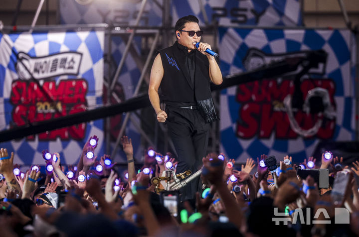 바람막이 걸치고 슬쩍…경찰들 '흠뻑쇼' 무단 관람 딱 걸려