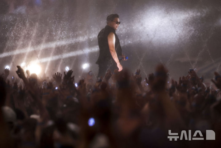[인천=뉴시스] 정병혁 기자 = 가수 싸이가 17일 인천 서구 인천아시아드주경기장에서 열린 흠뻑쇼에서 공연을 펼치고 있다. 2024.08.17. jhope@newsis.com