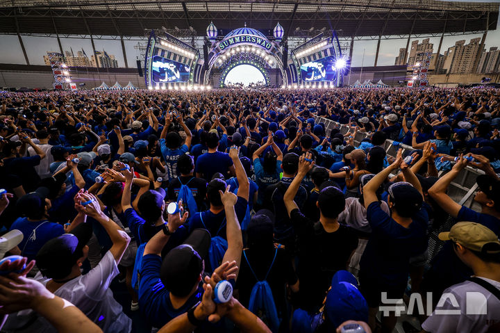 [인천=뉴시스] 정병혁 기자 = 가수 싸이가 17일 인천 서구 인천아시아드주경기장에서 열린 흠뻑쇼에서 공연을 펼치고 있다. 2024.08.17. jhope@newsis.com