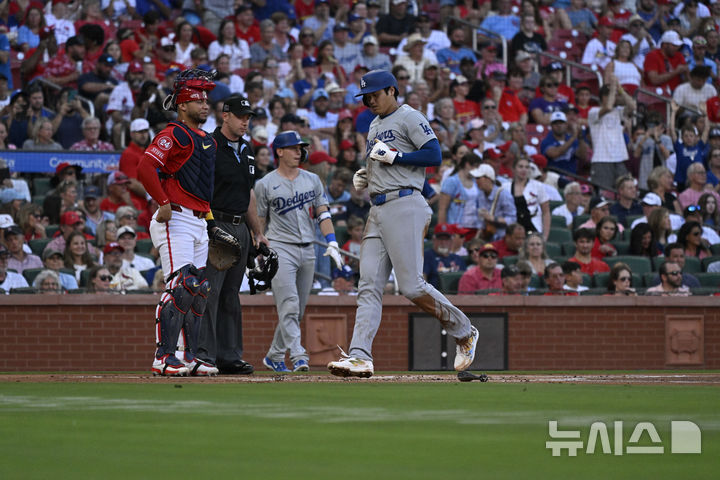 [세인트루이스=AP/뉴시스] 메이저리그(MLB) LA 다저스 오타니 쇼헤이가 18일(한국시각) 미국 미주리주 세인트루이스의 부시 스타디움에서 열린 2024 MLB 세인트루이스 카디널스와 경기에 1번 지명타자로 선발 출전해 1회 득점을 올리고 있다. 2024.08.18.