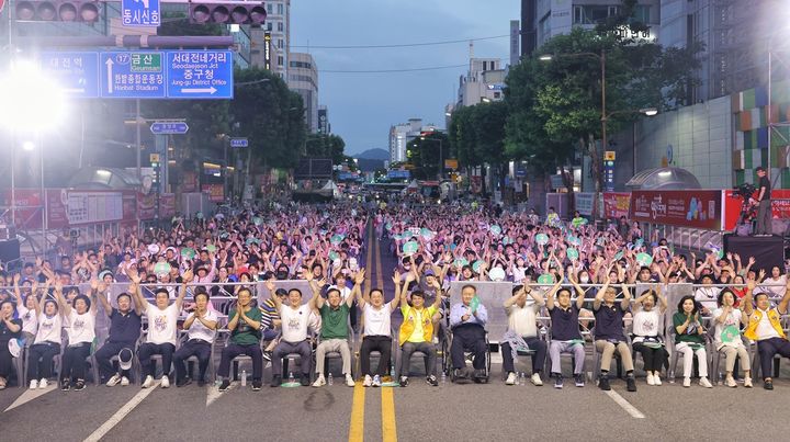 [대전=뉴시스]대전 0시 축제가 17일 9일 간의 대장정을 마치고 시민 대합창 공연을 통해 내년을 기약했다. 2024. 08. 17  *재판매 및 DB 금지