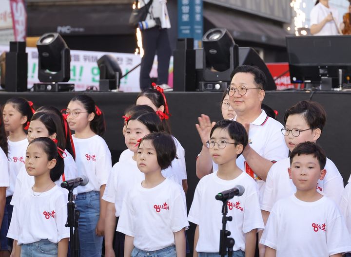 [대전=뉴시스]이장우 대전시장이 17일 0시 축제 폐막식에서 어린이합창단과 함께 내년을 기약하고 있다. 2024. 08. 17  *재판매 및 DB 금지