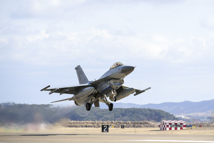 [홍성=뉴시스] 대한민국 공군 전투기 이륙 모습. *재판매 및 DB 금지