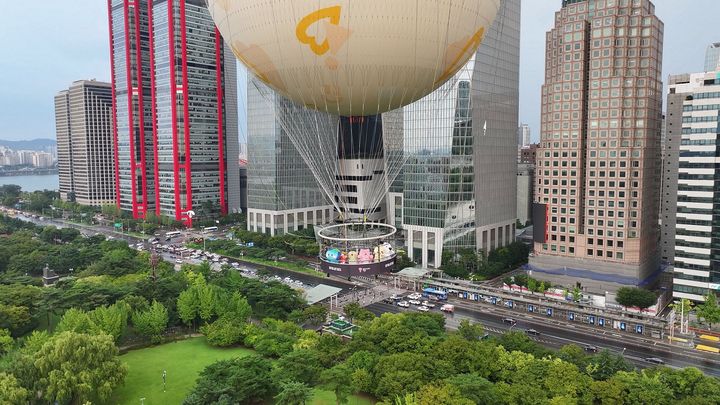 [대구=뉴시스] 수성구 캐릭터 '뚜비'가 서울의 새로운 랜드마크로 떠오른 '서울달(SEOULDAL)'에 탑승했다. (사진 = 대구시 수성구 제공) 2024.08.18. photo@newsis.com *재판매 및 DB 금지