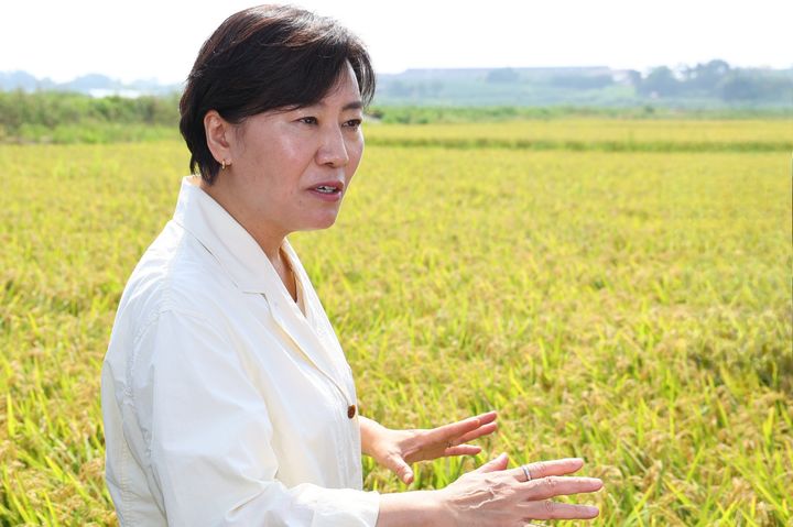 [세종=뉴시스]송미령 농림축산식품부 장관이 충남 당진의 조생종 벼 수확현장을 방문했다. (사진=농림축산식품부 제공) *재판매 및 DB 금지