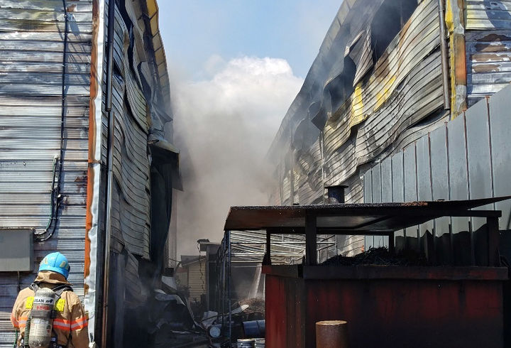 [부산=뉴시스] 18일 부산 강서구 자동차부품제조공장과 수산기계제조공장 건물 사이에서 원인이 밝혀지지 않은 불이 났다. (사진=부산소방재난본부 제공) *재판매 및 DB 금지