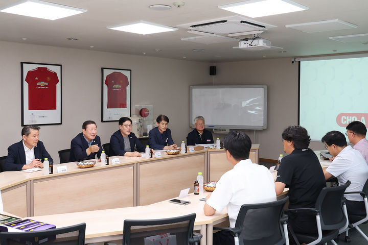 [함안=뉴시스]조근제 함안군수, 글로벌 강소기업 조아제약 방문.2024.08.18.(사진=함안군 제공) photo@newsis.com *재판매 및 DB 금지