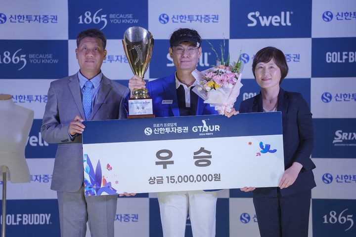 [서울=뉴시스] 지난 17일 대전 골프존조이마루에서 열린 ‘2024 신한투자증권 GTOUR MEN’S’ 5차 결선 시상식에서 (왼쪽부터)골프존 박강수 대표, 우승자 진수근, 신한투자증권 김수영 본부장이 기념촬영을 하고 있다. 2024.08.18. (사진=골프존 제공) *재판매 및 DB 금지