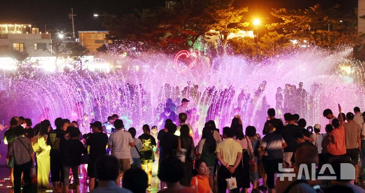 [부산=뉴시스] 하경민 기자 = 지난 17일 밤 부산 사하구 다대포 꿈의 낙조분수를 찾은 시민과 관광객들이 시원한 물놀이를 즐기고 있다.  부산에는 지난달 25일부터 이달 18일까지 24일 연속 열대야 현상이 나타났다. 이는 부산에서 근대적 기상관측이 시작된 1904년 이후 '연속 열대야 일수'로는 역대 최장 기록이라고 부산기상청은 밝혔다. 2024.08.18. yulnetphoto@newsis.com