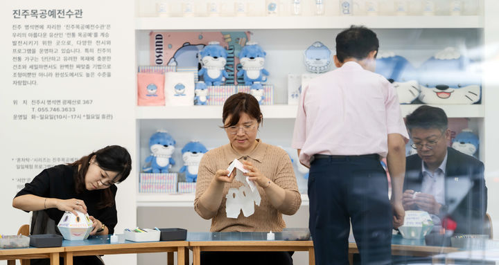 [서울=뉴시스] 조수정 기자 = 장미란 문화체육관광부 제2차관이 지난 17일 경남 진주를 방문해 진주남강유등전시관에서 직접 등을 만들어보고 있다. (사진=문화체육관광부 제공) 2024.08.18. photo@newsis.com *재판매 및 DB 금지