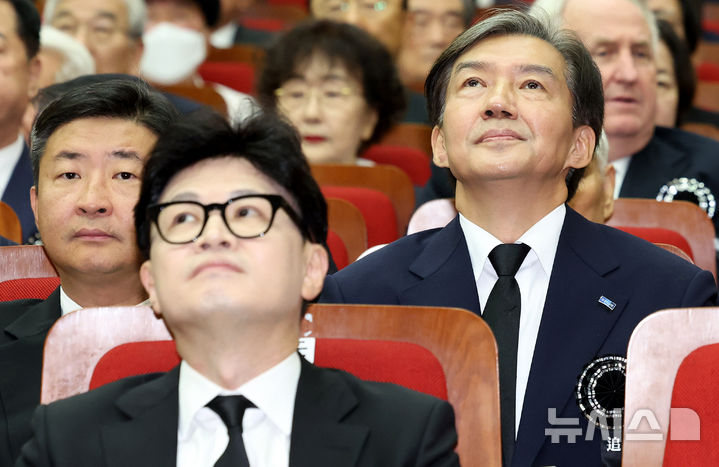 [서울=뉴시스] 추상철 기자 = 한동훈 당시 국민의힘 대표와 조국 조국혁신당 대표가 18일 오전 서울 동작구 국립서울현충원 현충관에서 열린 '김대중 전 대통령 서거 15주기 추도식'에 참석해 있다. 2024.08.18. scchoo@newsis.com